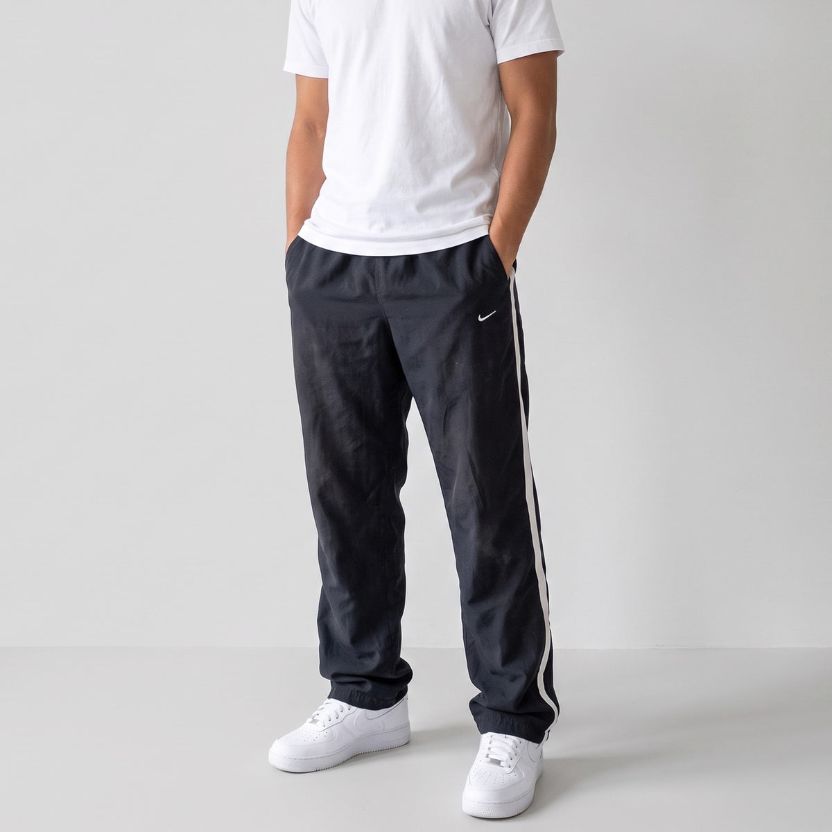 KI-Ansicht: Vintage Nike Trackpants (XS) getragen (KI-Visualisierung nach unseren Fotos)