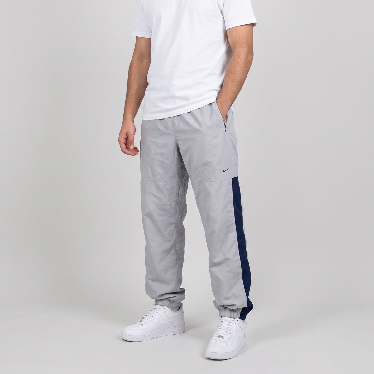 KI-Ansicht: Vintage Nike Trackpants(XS) getragen (KI-Visualisierung nach unseren Fotos)