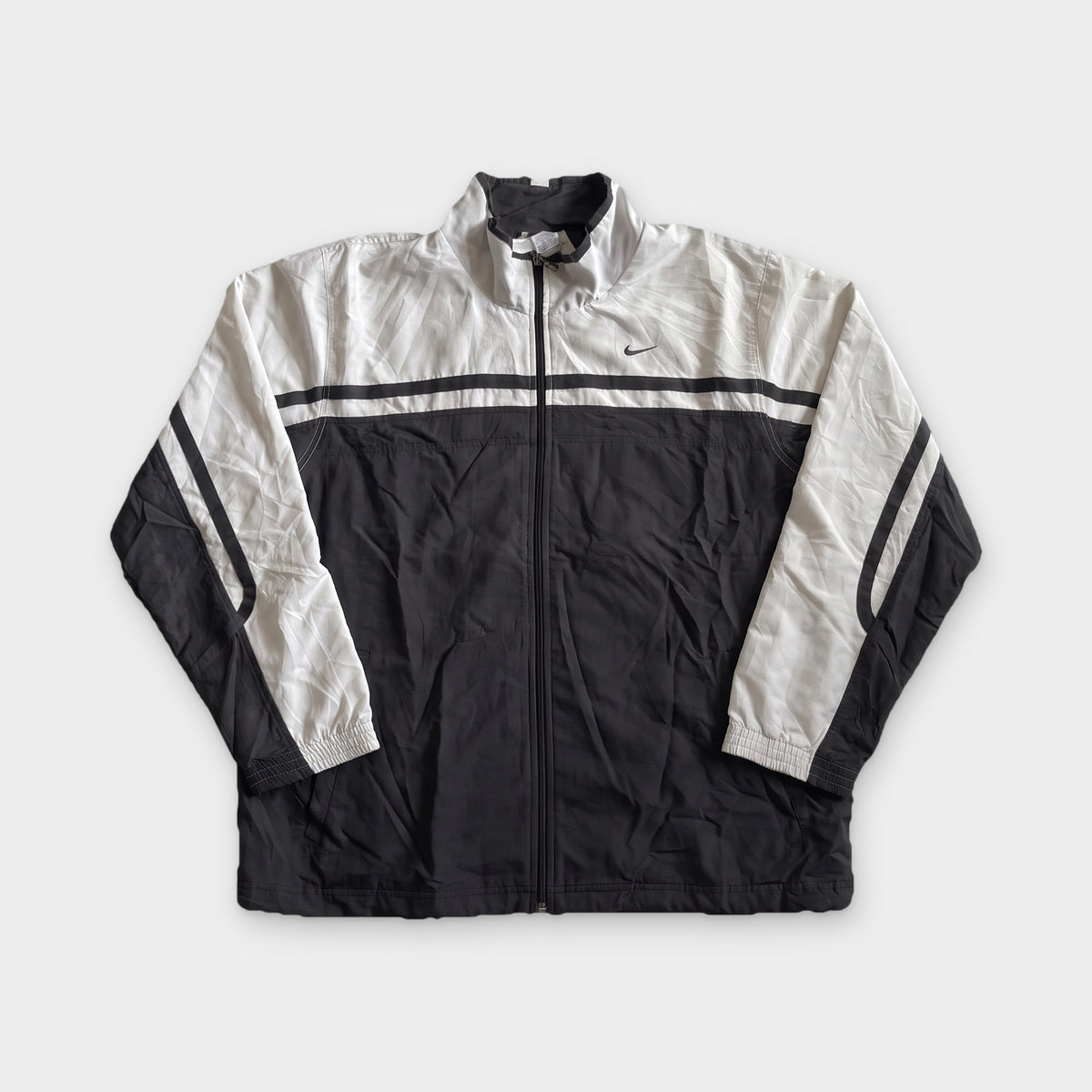 KI-Cover: Vintage Nike Trackjacket (XL), aus unseren Fotos geglättet (KI-Ansicht nach unseren Fotos)