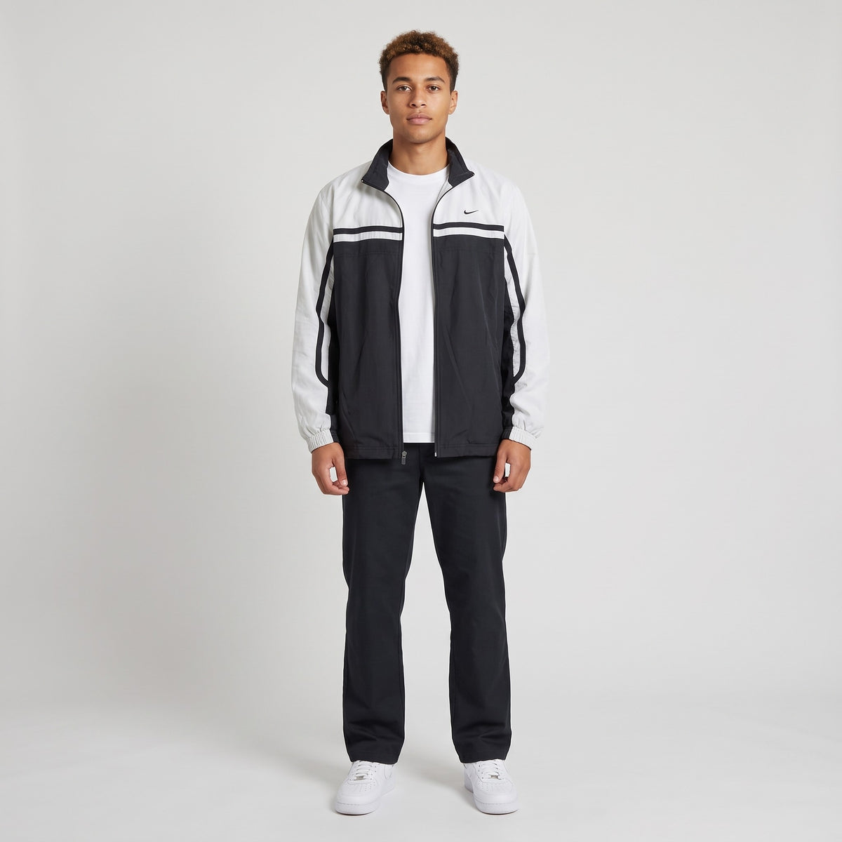 KI-Ansicht: Vintage Nike Trackjacket (XL) getragen (KI-Visualisierung nach unseren Fotos)