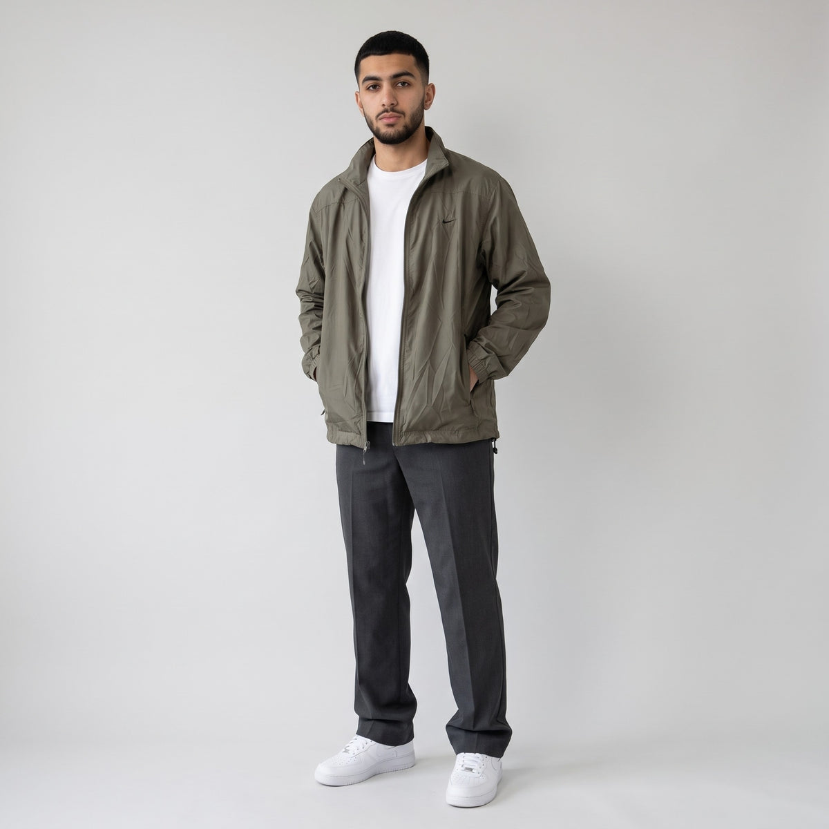KI-Ansicht: Vintage Nike Trackjacket (L) getragen (KI-Visualisierung nach unseren Fotos)