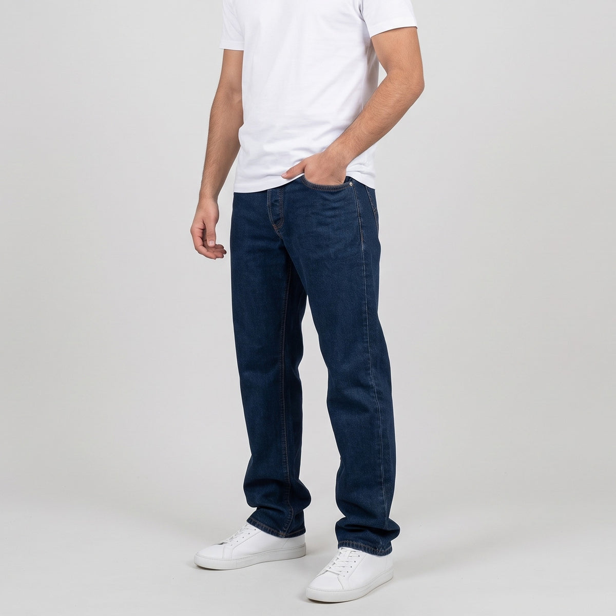 KI-Ansicht: Vintage D&G Jeans (32) getragen (KI-Visualisierung nach unseren Fotos)