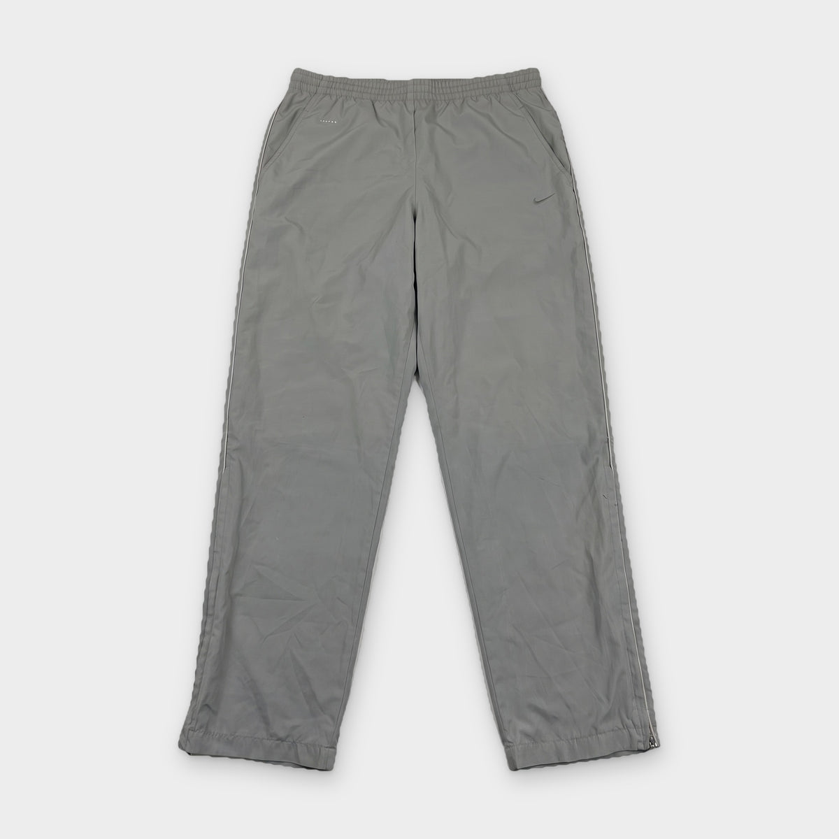 KI-Cover: Vintage Nike Trackpants (S), aus unseren Fotos geglättet (KI-Ansicht nach unseren Fotos)