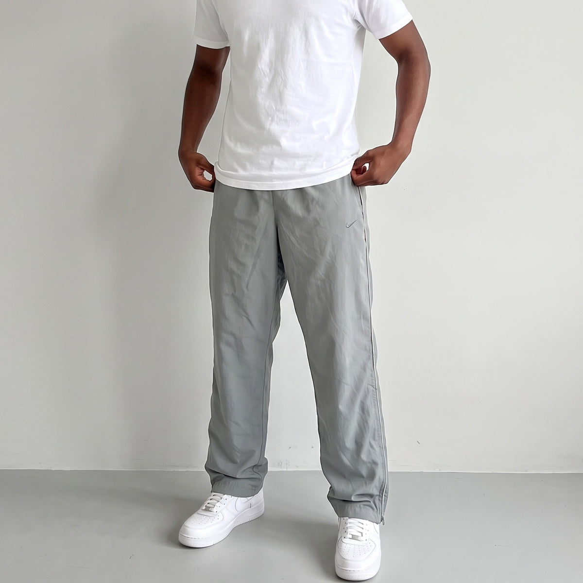 KI-Ansicht: Vintage Nike Trackpants (S) getragen (KI-Visualisierung nach unseren Fotos)