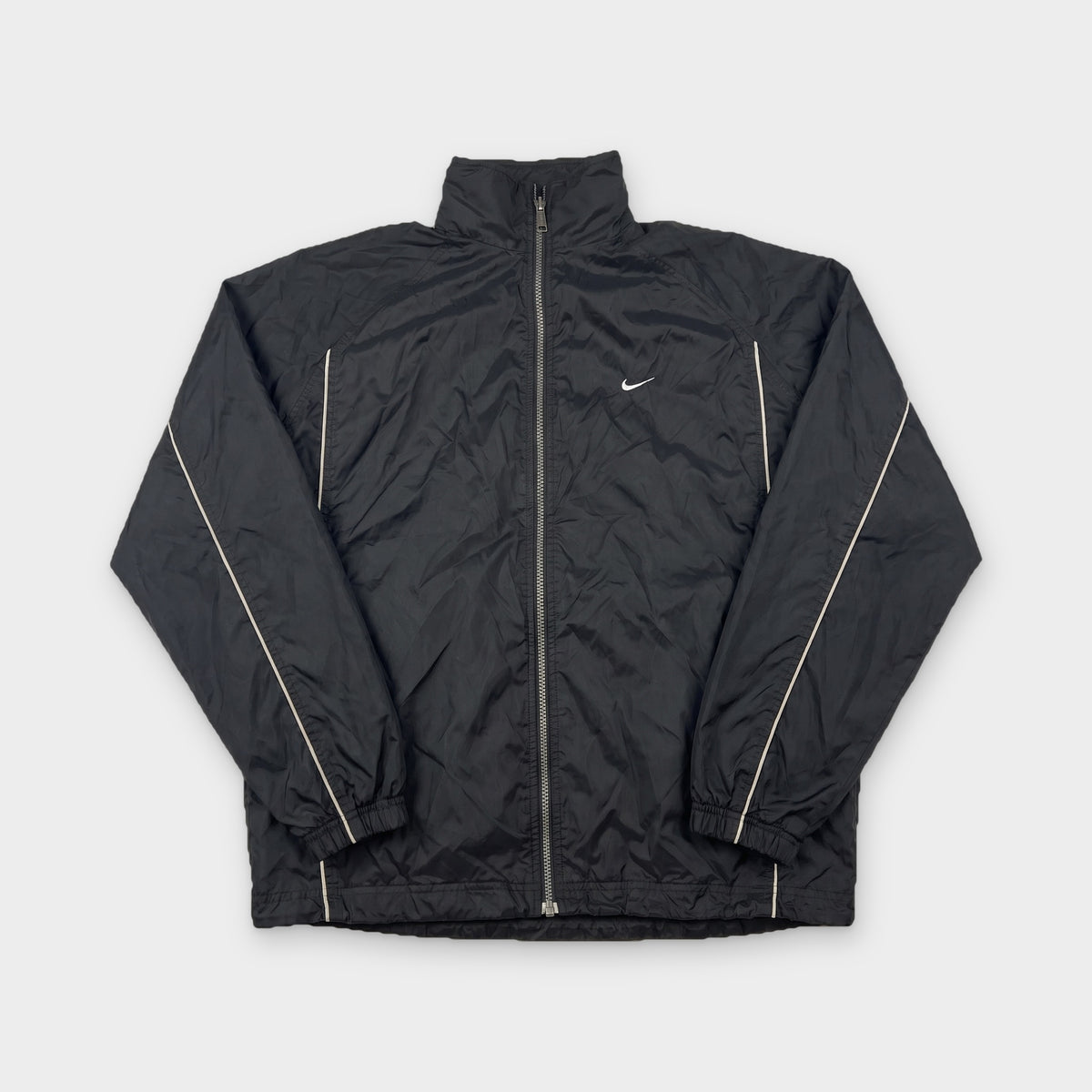 KI-Cover: Vintage Nike Trackjacket (XL), aus unseren Fotos geglättet (KI-Ansicht nach unseren Fotos)