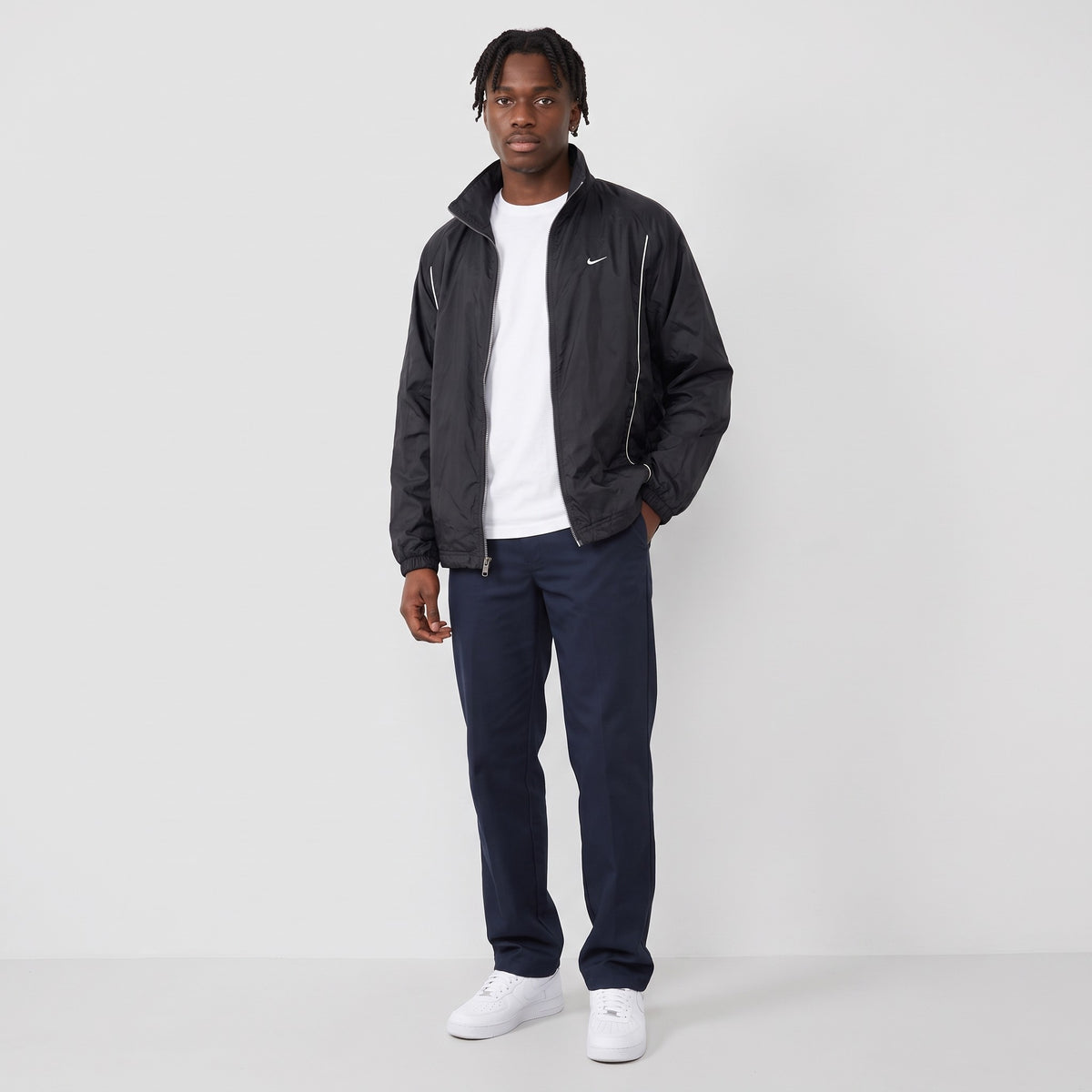 KI-Ansicht: Vintage Nike Trackjacket (XL) getragen (KI-Visualisierung nach unseren Fotos)