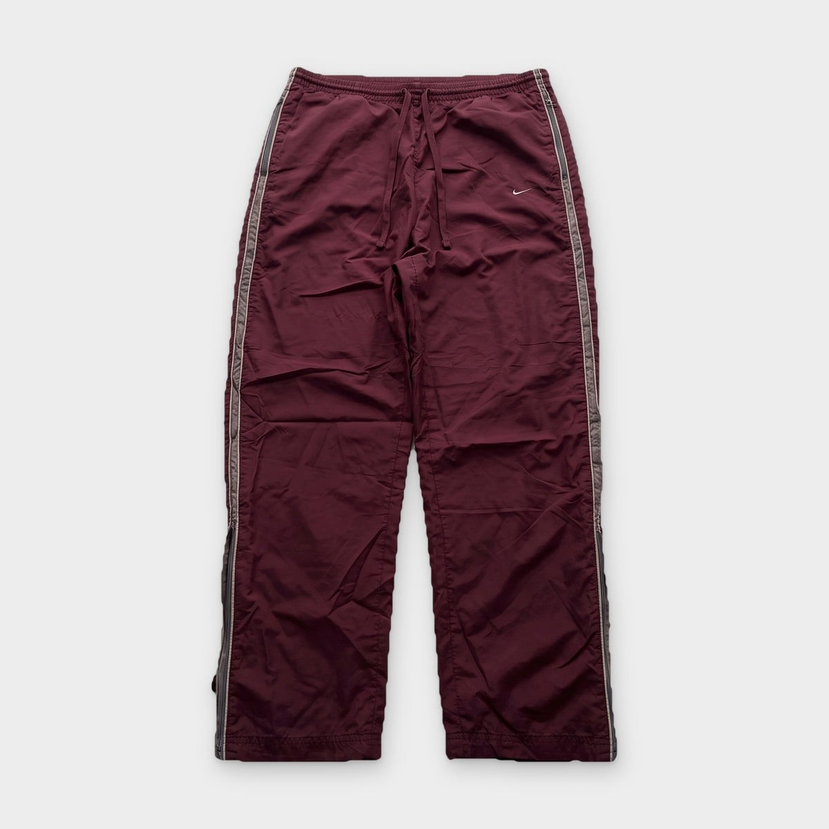 KI-Cover: Vintage Nike Trackpants (S), aus unseren Fotos geglättet (KI-Ansicht nach unseren Fotos)
