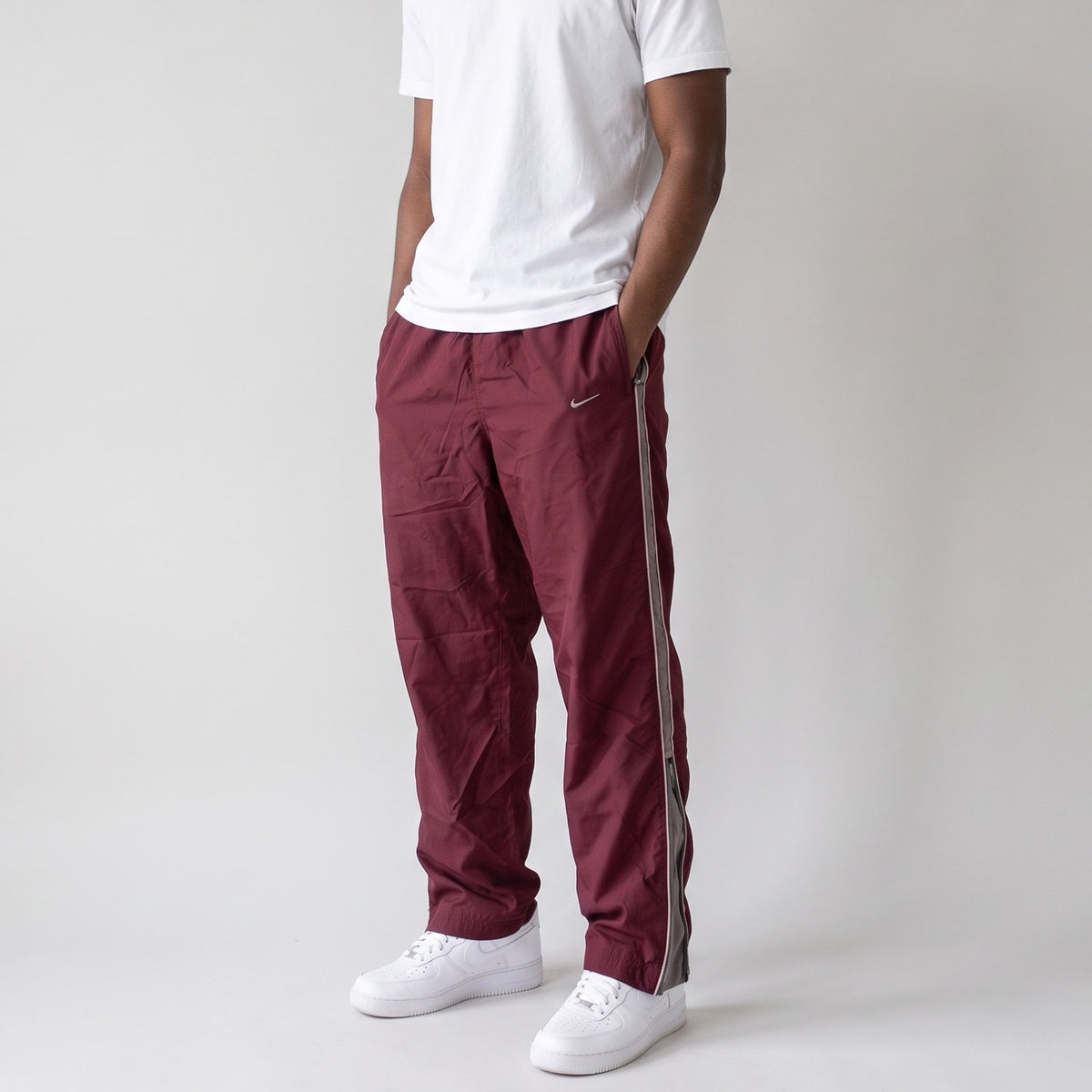 KI-Ansicht: Vintage Nike Trackpants (S) getragen (KI-Visualisierung nach unseren Fotos)