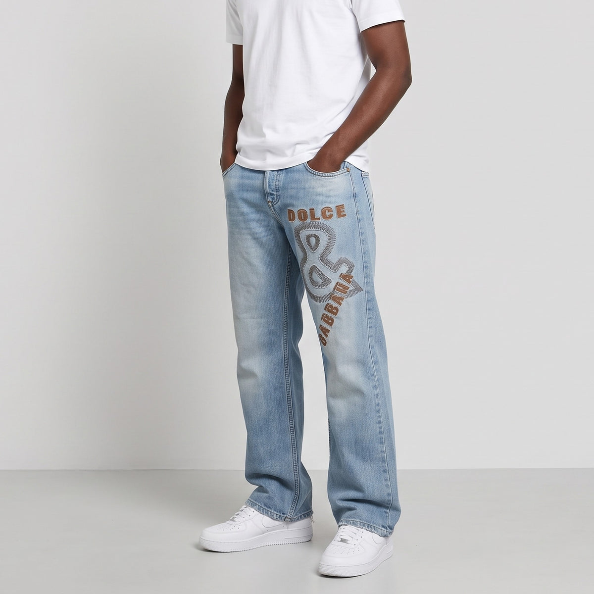 KI-Ansicht: Vintage D&G Jeans (M) getragen (KI-Visualisierung nach unseren Fotos)