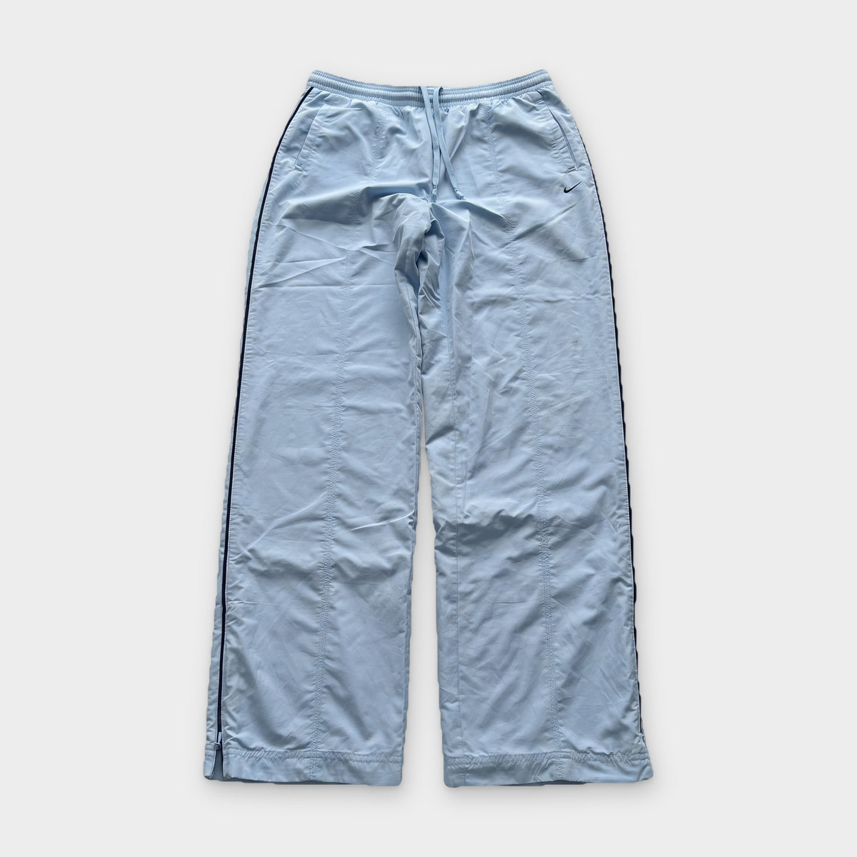 KI-Cover: Vintage Nike Trackpants (S), aus unseren Fotos geglättet (KI-Ansicht nach unseren Fotos)