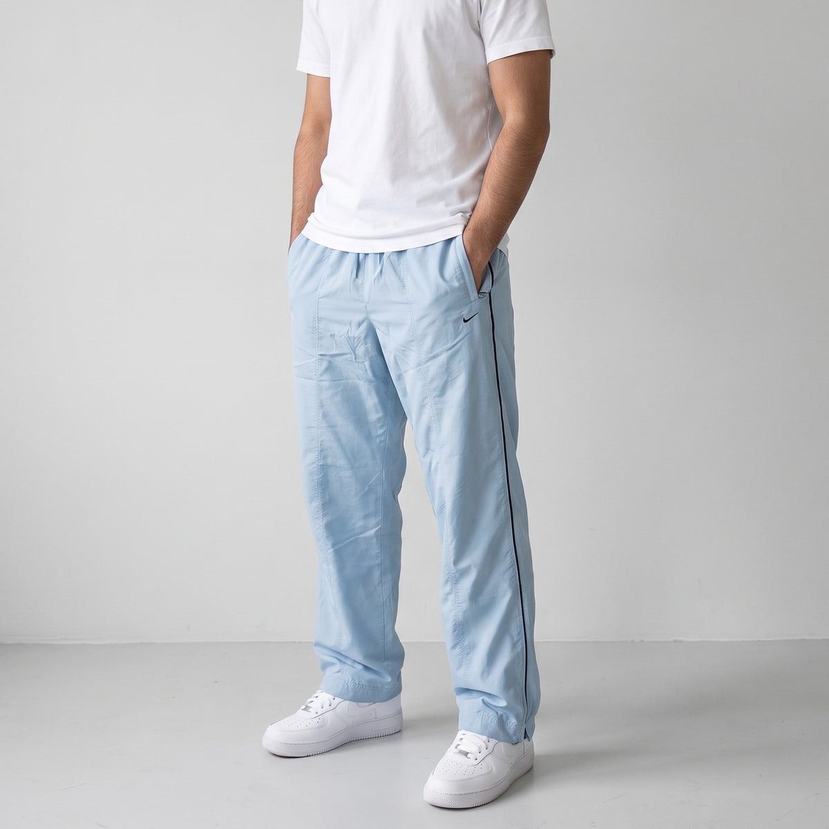 KI-Ansicht: Vintage Nike Trackpants (S) getragen (KI-Visualisierung nach unseren Fotos)