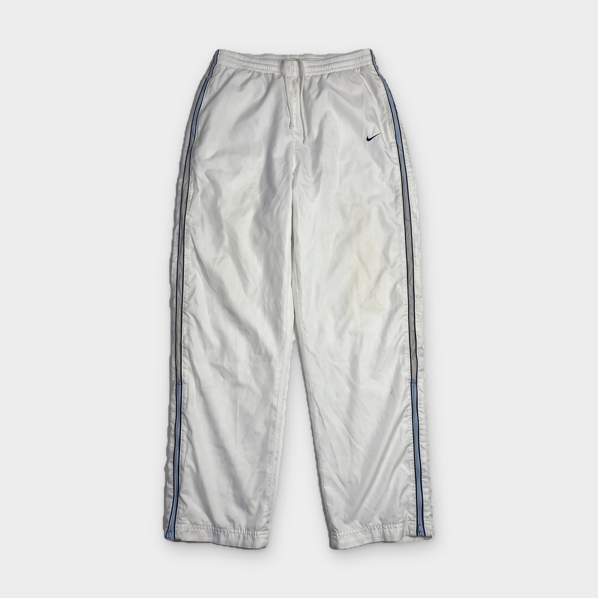 KI-Cover: Vintage Nike Trackpants (M), aus unseren Fotos geglättet (KI-Ansicht nach unseren Fotos)