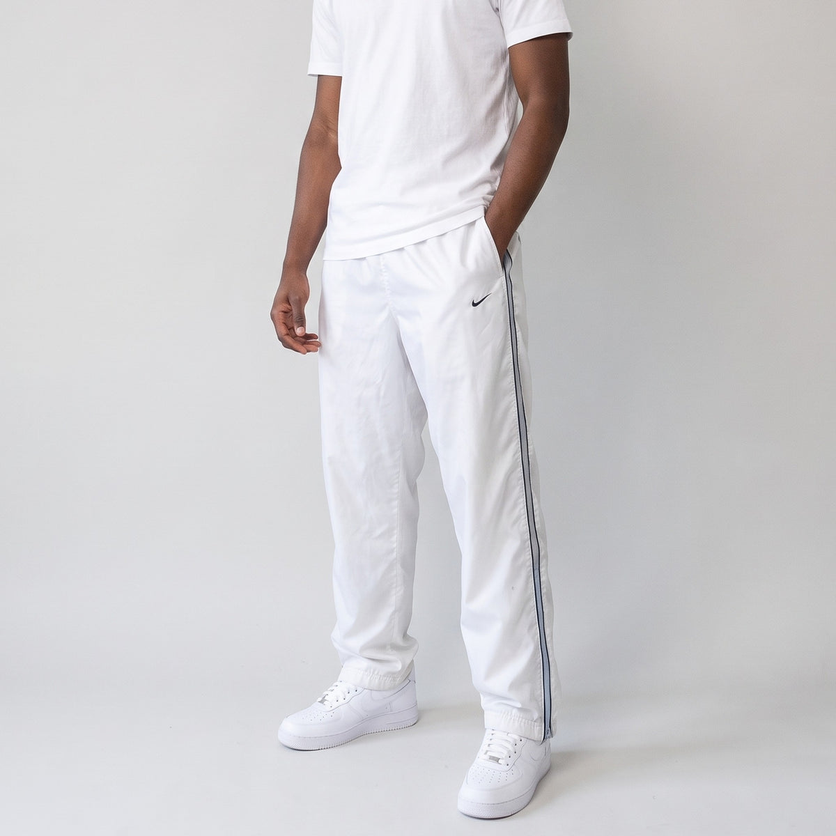 KI-Ansicht: Vintage Nike Trackpants (M) getragen (KI-Visualisierung nach unseren Fotos)