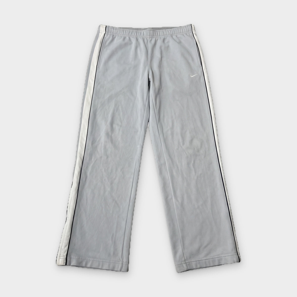 KI-Cover: Vintage Nike Trackpants (M), aus unseren Fotos geglättet (KI-Ansicht nach unseren Fotos)