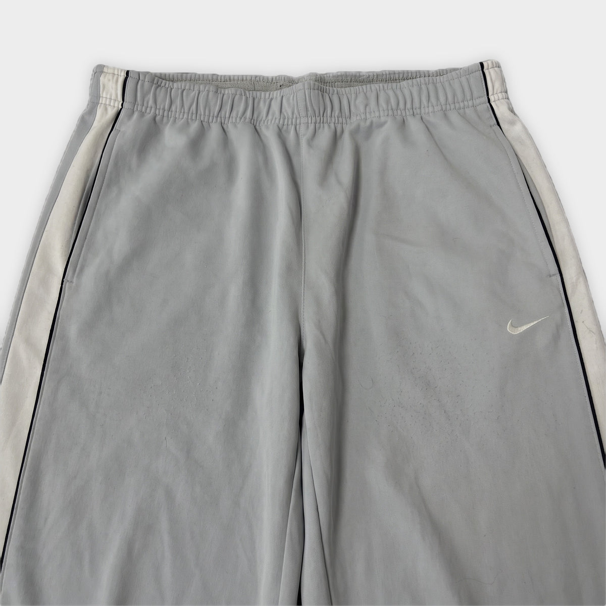 KI-Detail: Vintage Nike Trackpants (M), KI-Ansicht nach unseren Fotos