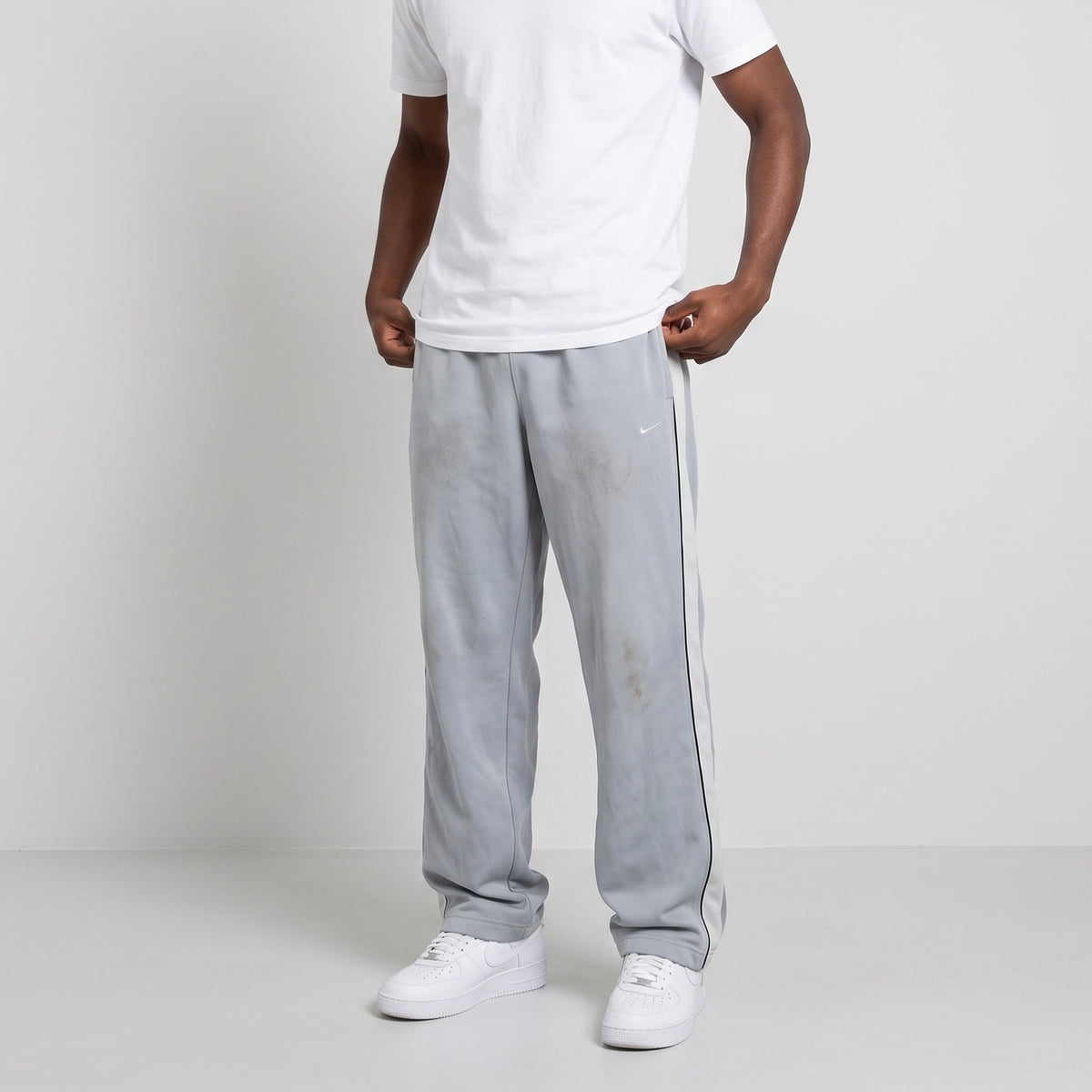 KI-Ansicht: Vintage Nike Trackpants (M) getragen (KI-Visualisierung nach unseren Fotos)