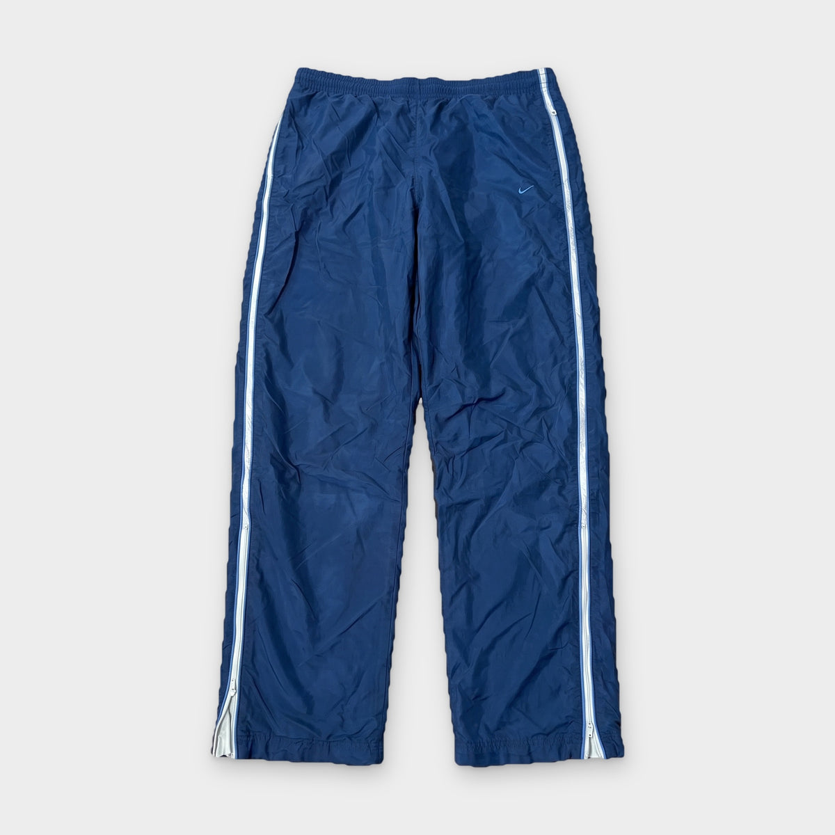 KI-Cover: Vintage Nike Trackpants (M), aus unseren Fotos geglättet (KI-Ansicht nach unseren Fotos)
