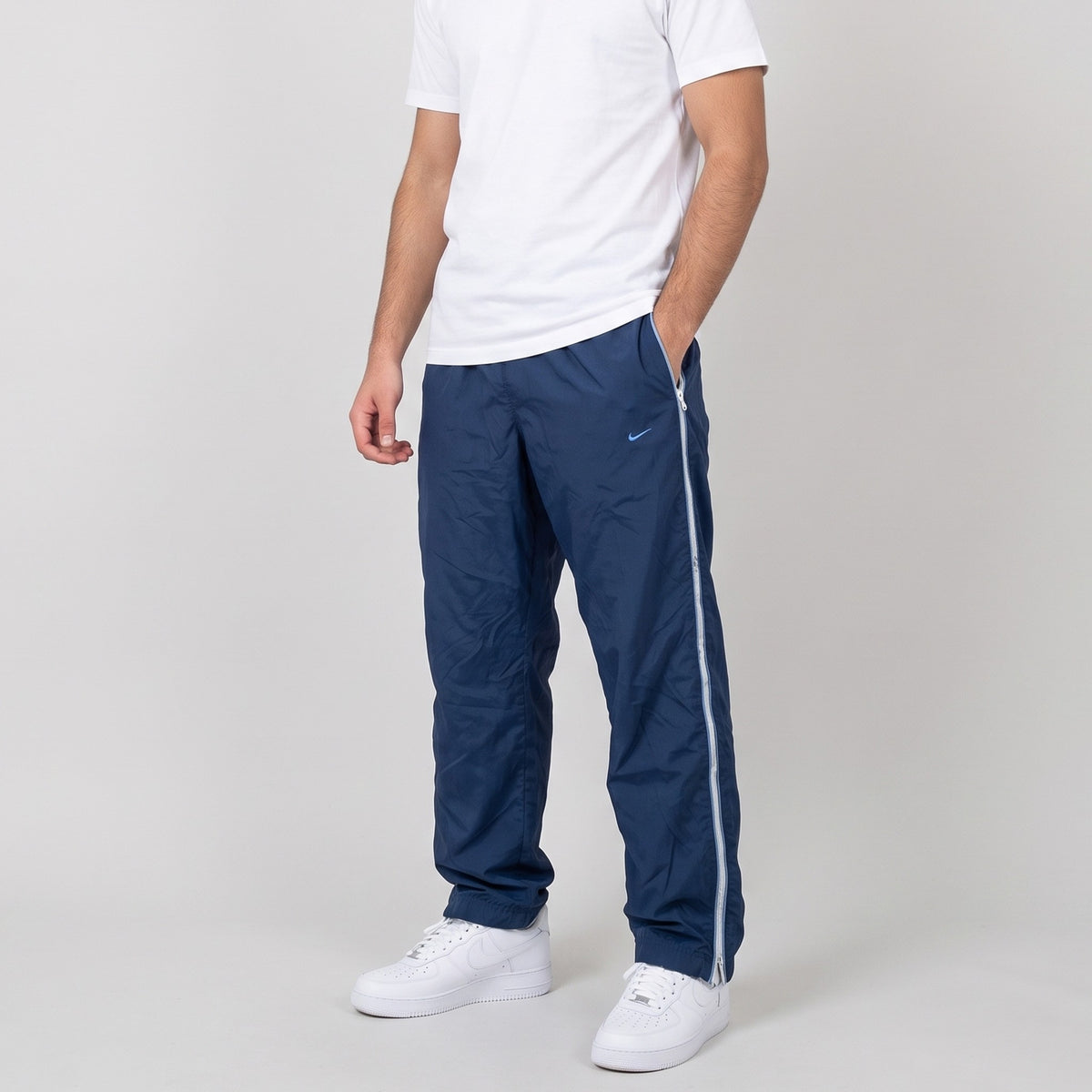 KI-Ansicht: Vintage Nike Trackpants (M) getragen (KI-Visualisierung nach unseren Fotos)