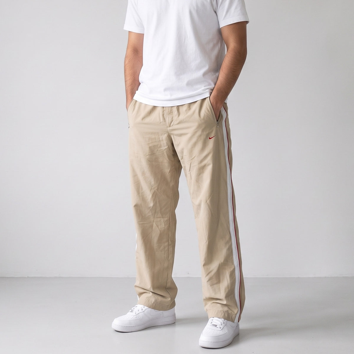 KI-Ansicht: Vintage Nike Trackpants (M) getragen (KI-Visualisierung nach unseren Fotos)