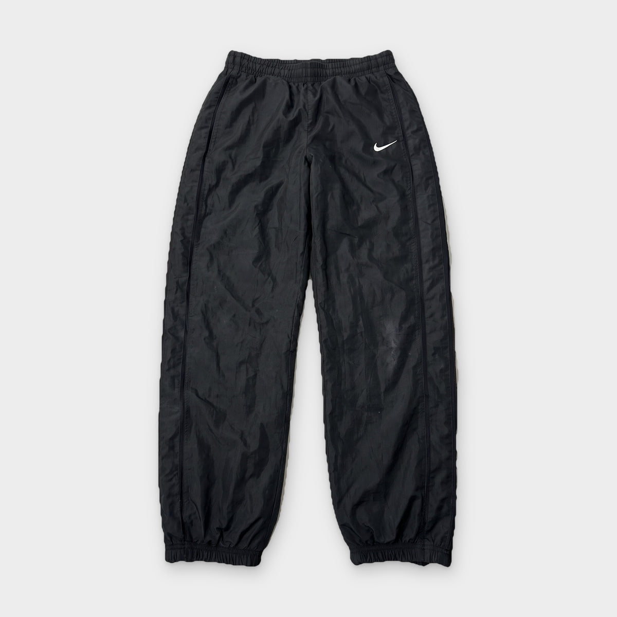 KI-Cover: Vintage Nike Trackpants (S), aus unseren Fotos geglättet (KI-Ansicht nach unseren Fotos)
