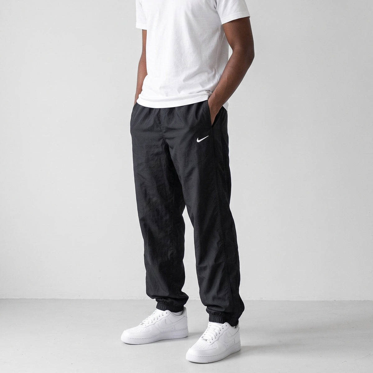 KI-Ansicht: Vintage Nike Trackpants (S) getragen (KI-Visualisierung nach unseren Fotos)