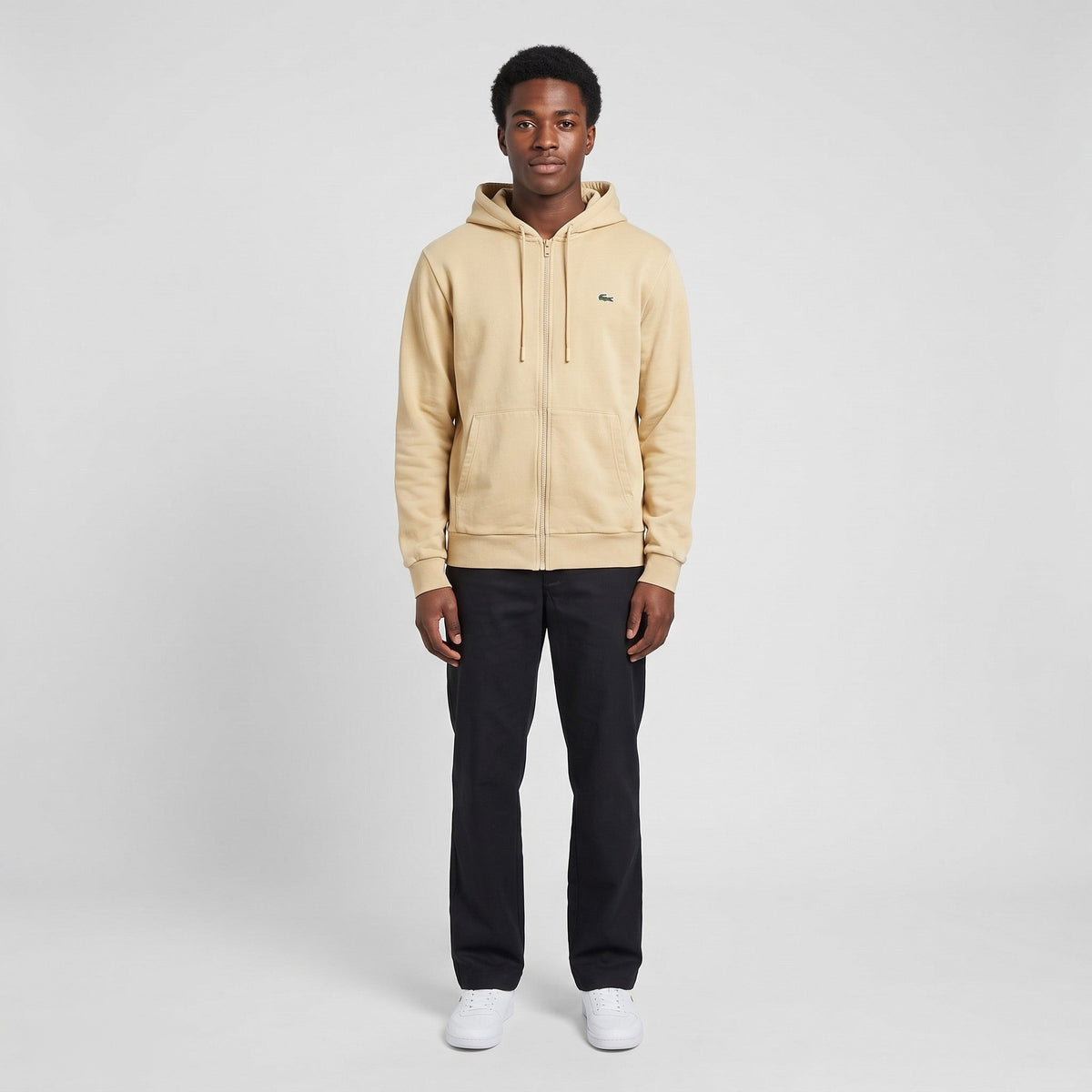 KI-Ansicht: Vintage Lacoste Hoodie (M) getragen (KI-Visualisierung, Zustand siehe echte Fotos)