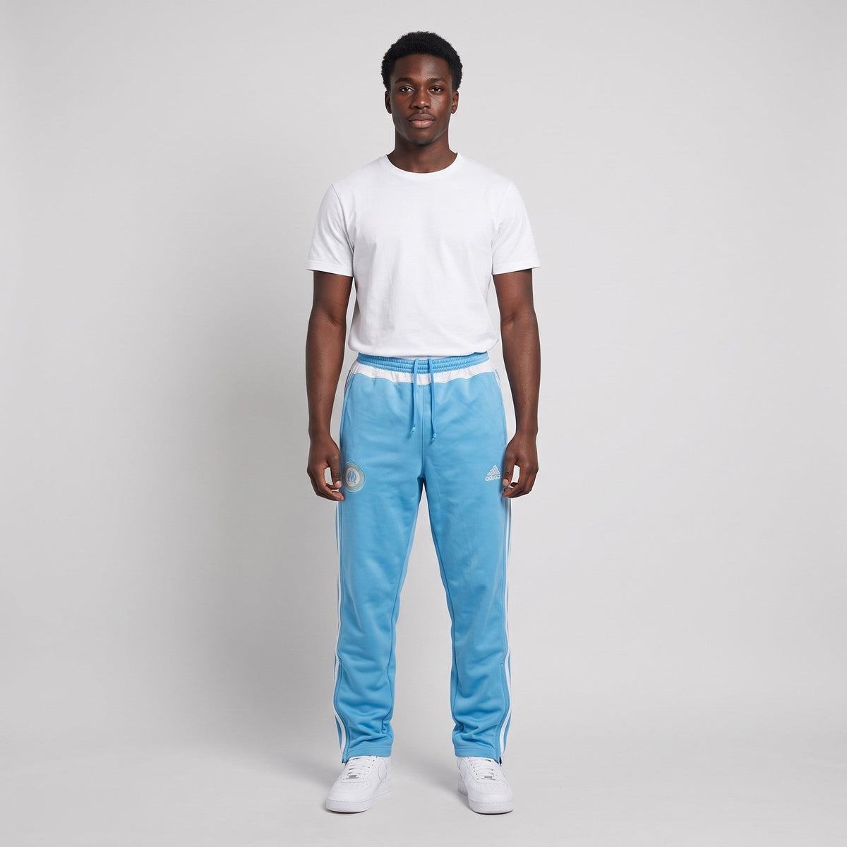 KI-Ansicht: Vintage Adidas Trackpants (S) getragen (KI-Visualisierung, Zustand siehe echte Fotos)