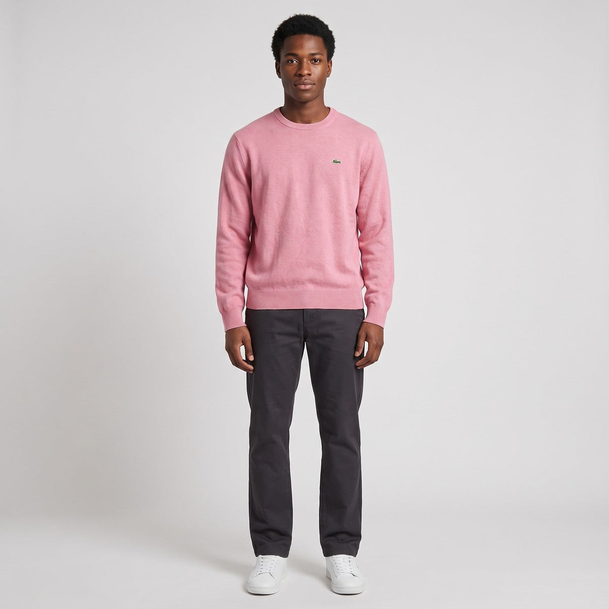 KI-Ansicht: Vintage Lacoste Sweater (S) getragen (KI-Visualisierung, Zustand siehe echte Fotos)