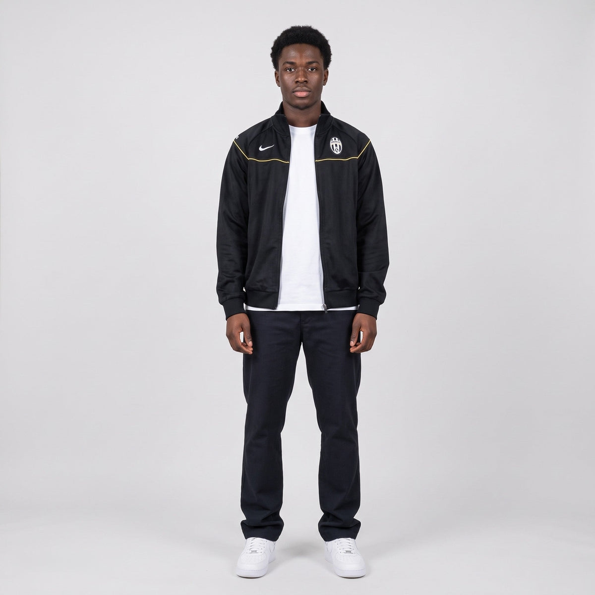 KI-Ansicht: Vintage Nike Trackjacket (XS) getragen (KI-Visualisierung, Zustand siehe echte Fotos)
