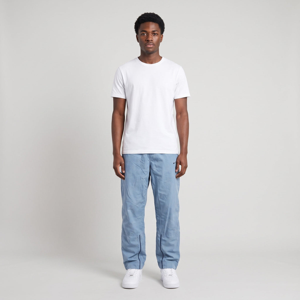 KI-Ansicht: Vintage Nike Trackpants (S) getragen (KI-Visualisierung, Zustand siehe echte Fotos)