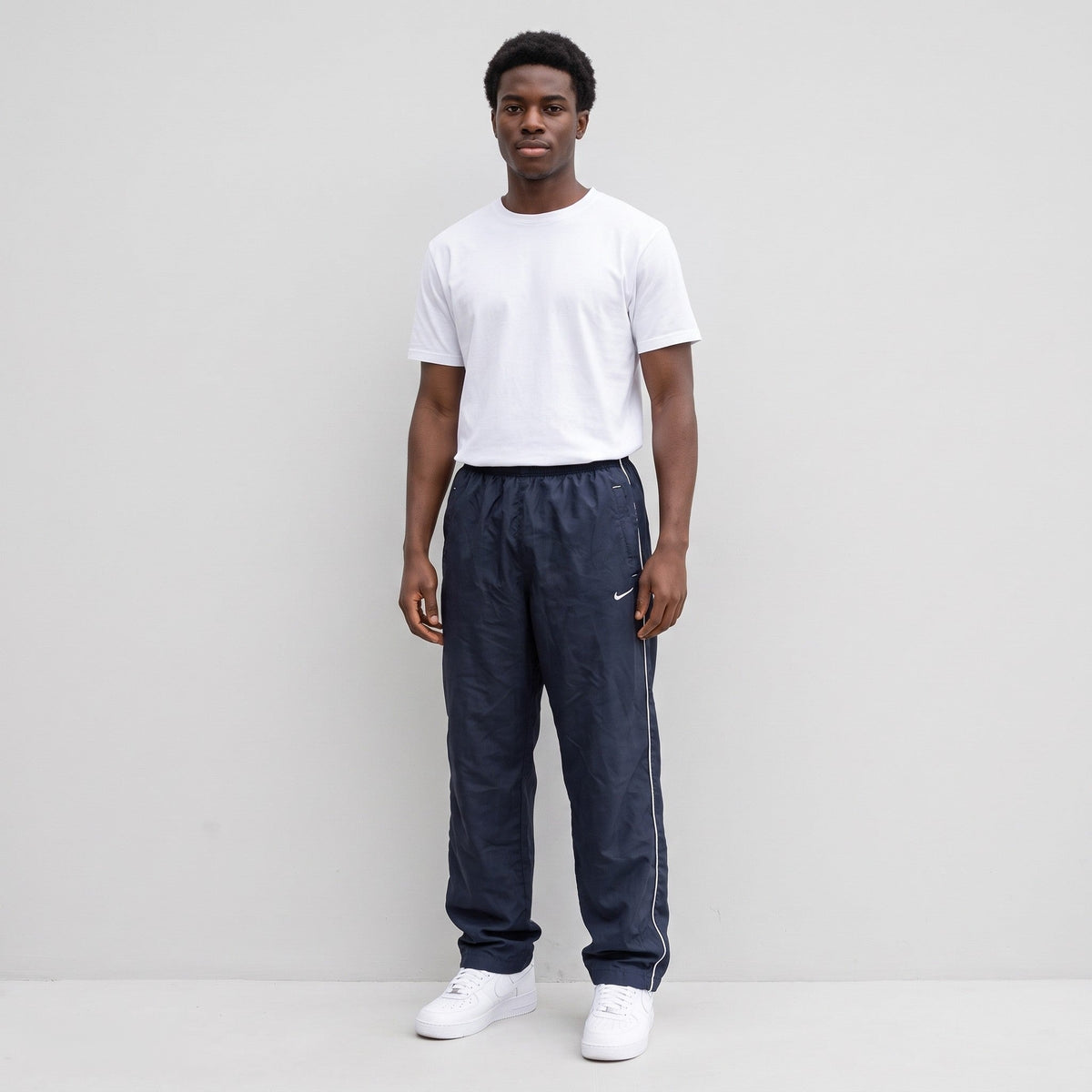 KI-Ansicht: Vintage Nike Trackpants (M) getragen (KI-Visualisierung, Zustand siehe echte Fotos)