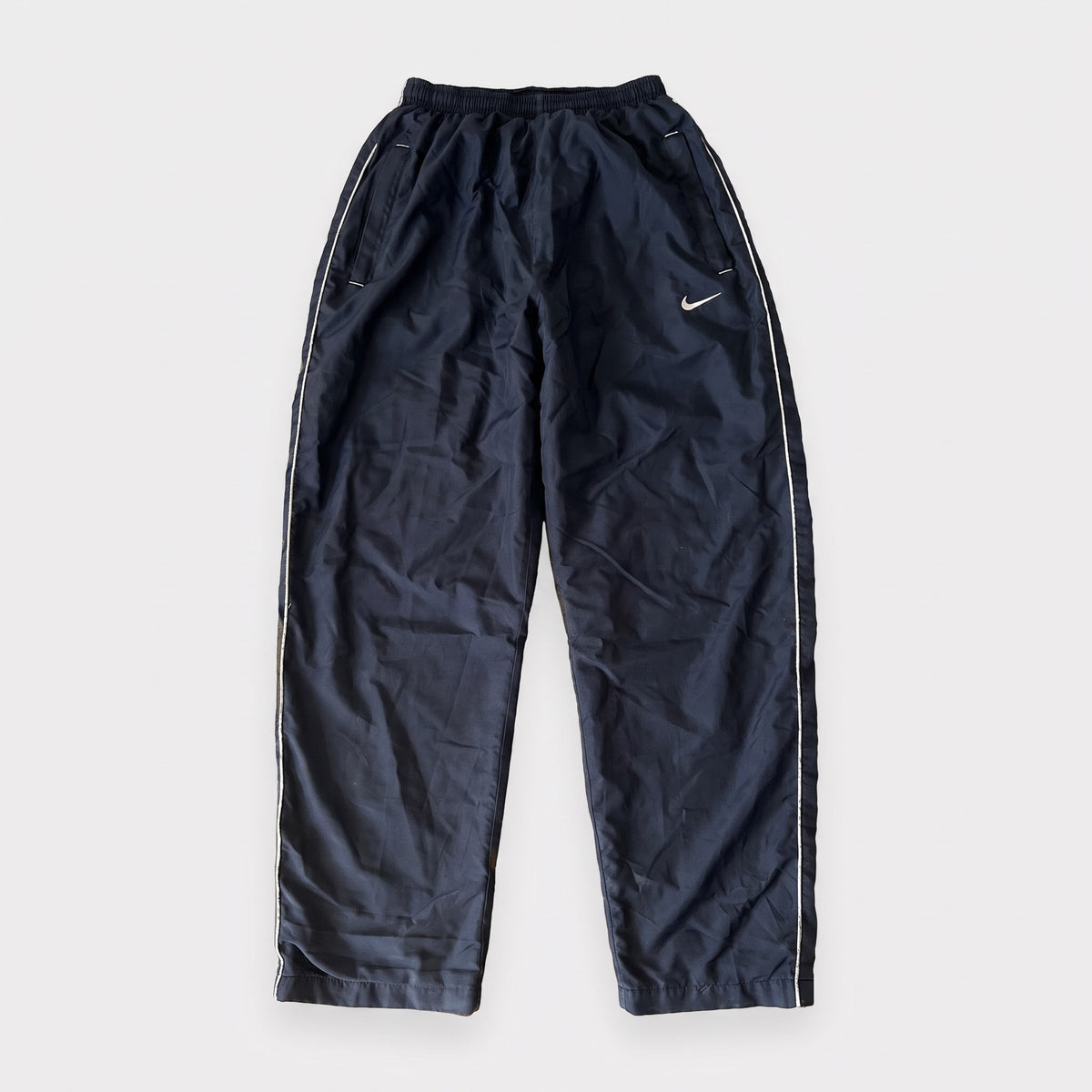 KI-Cover: Vintage Nike Trackpants (M), aus unseren Fotos geglättet (Zustand siehe echte Fotos)