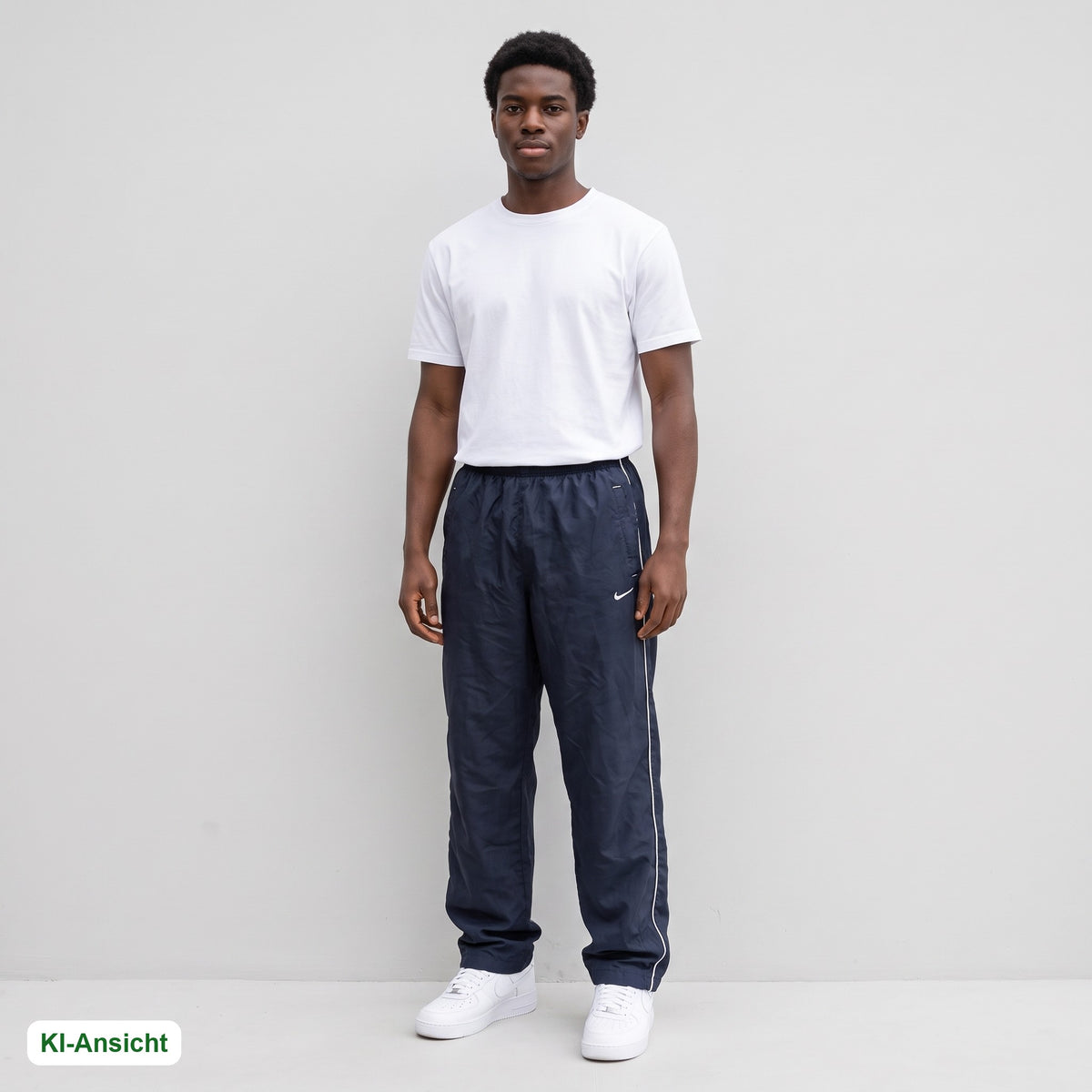 KI-Ansicht: Vintage Nike Trackpants (M) getragen (KI-Visualisierung, Zustand siehe echte Fotos)