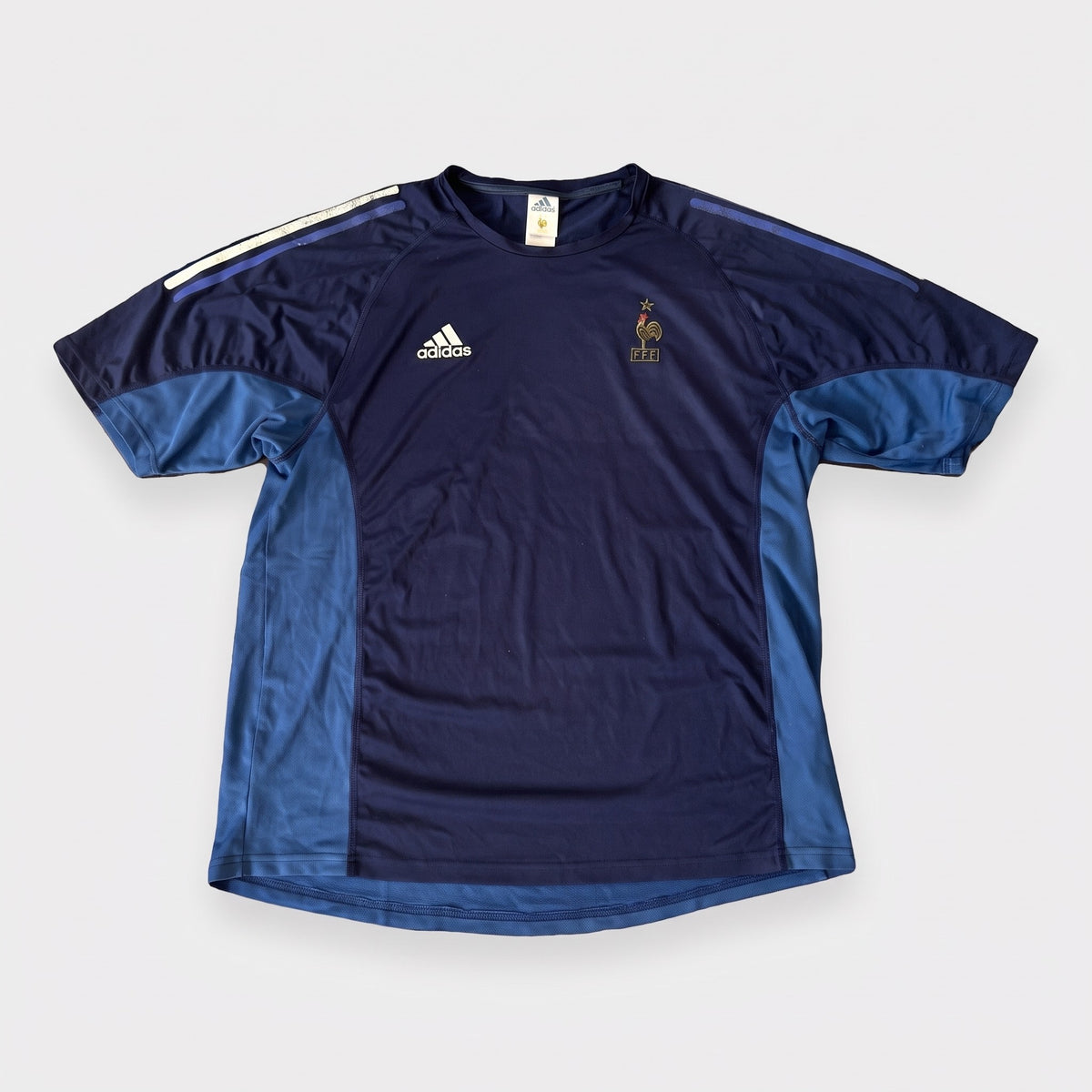 KI-Cover: Vintage Adidas Trikot (XL), aus unseren Fotos geglättet (Zustand siehe echte Fotos)