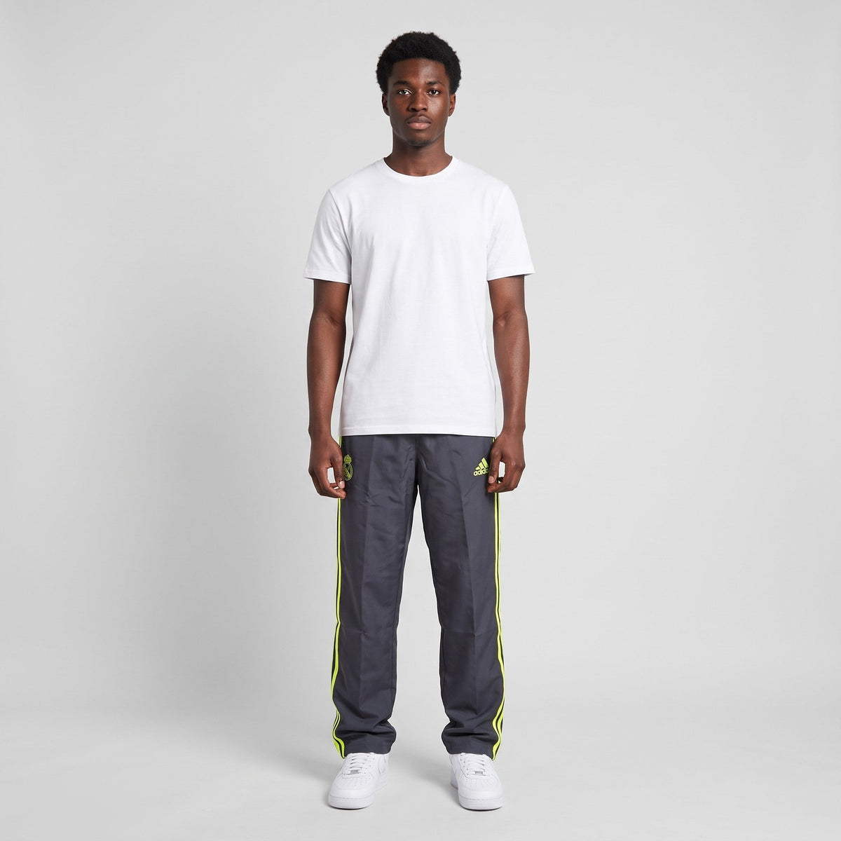 KI-Ansicht: Vintage Adidas Trackpants (S/M) getragen (KI-Visualisierung, Zustand siehe echte Fotos)