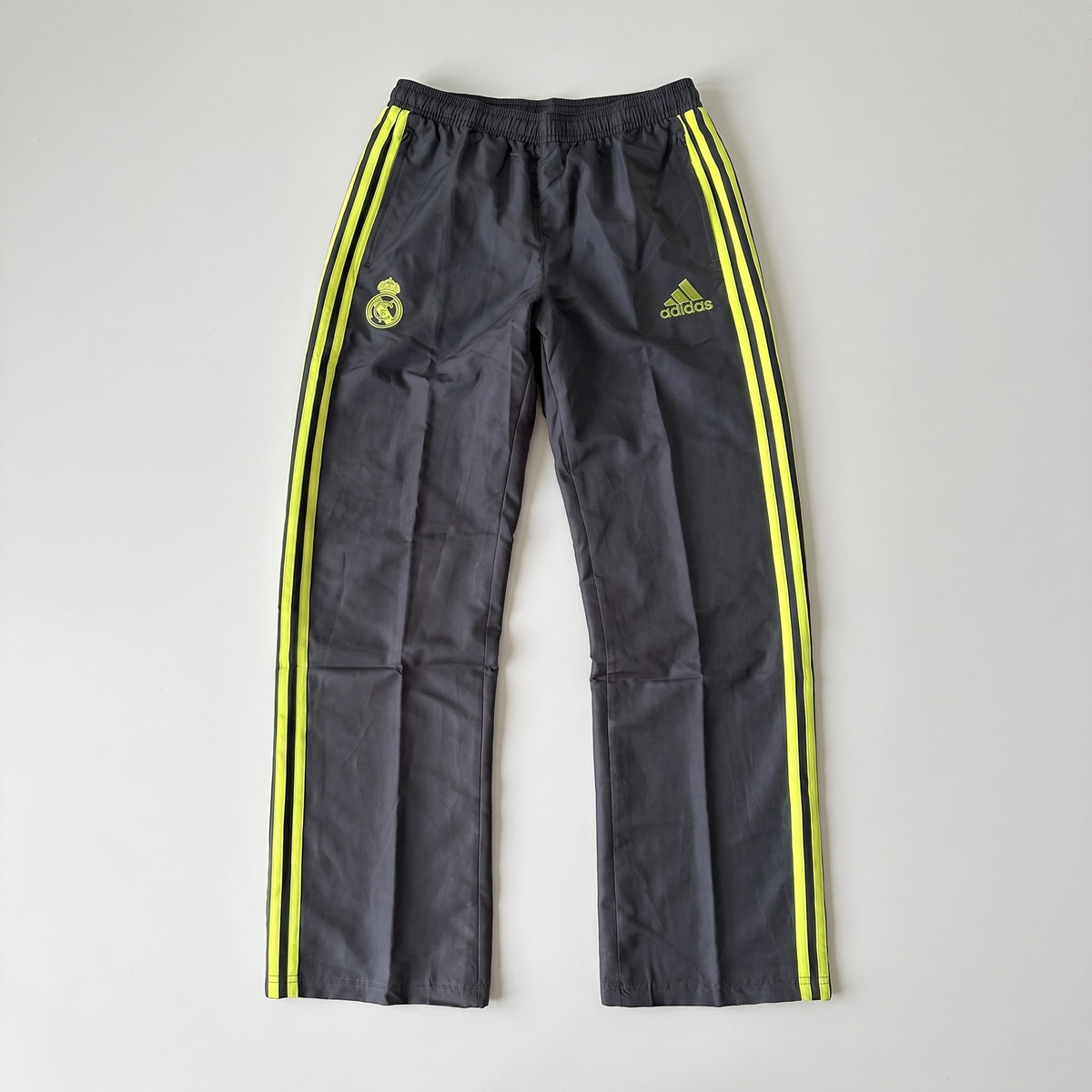 KI-Cover: Vintage Adidas Trackpants (S/M), aus unseren Fotos geglättet (Zustand siehe echte Fotos)