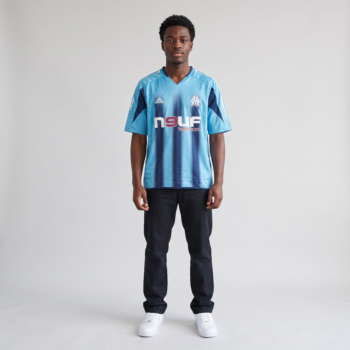 KI-Ansicht: Vintage Adidas Trikot (XL) getragen (KI-Visualisierung, Zustand siehe echte Fotos)