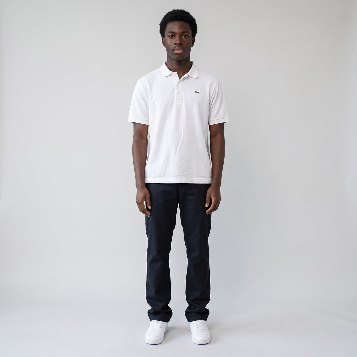 KI-Ansicht: Vintage Lacoste Poloshirt (M) getragen (KI-Visualisierung, Zustand siehe echte Fotos)
