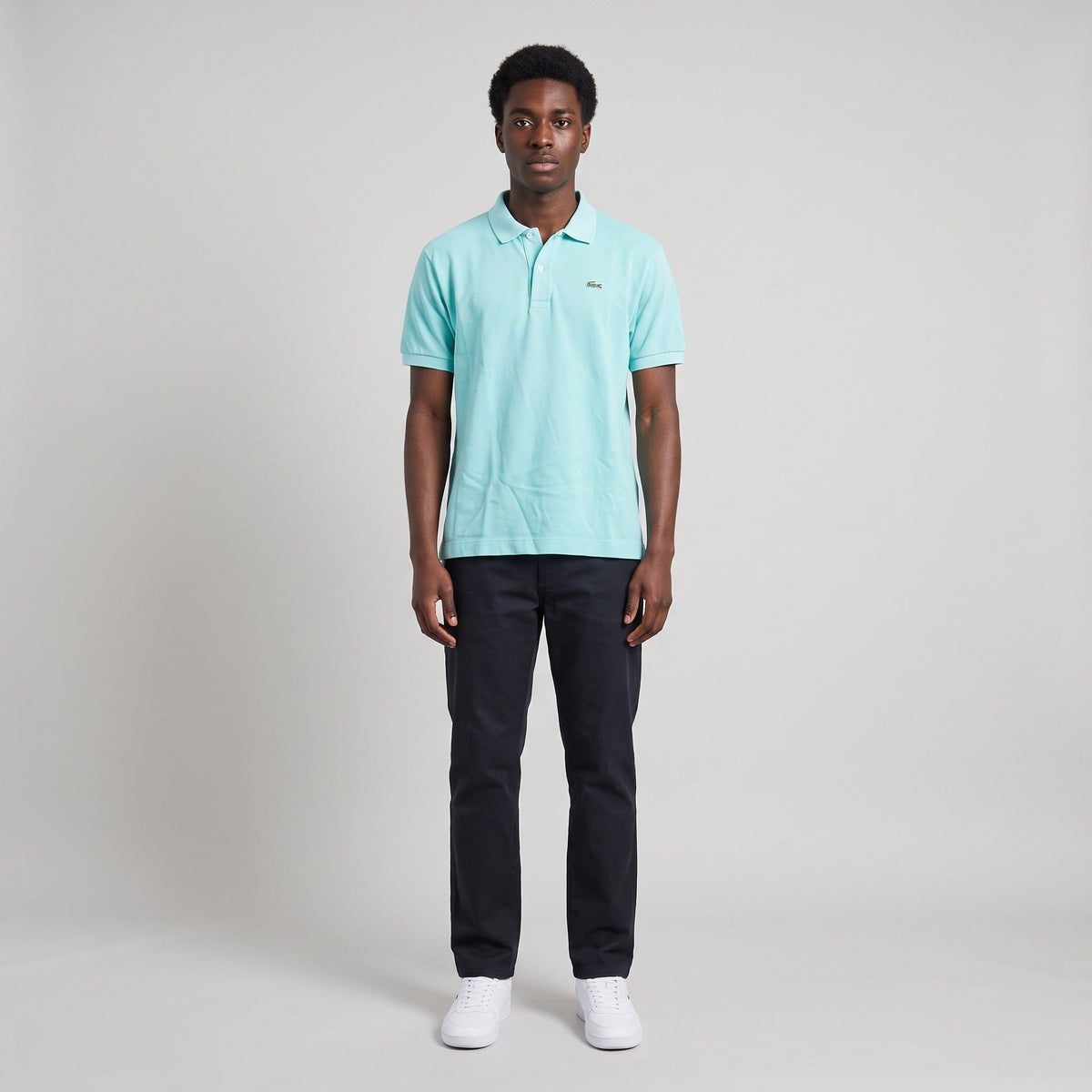 KI-Ansicht: Vintage Lacoste Poloshirt (M) getragen (KI-Visualisierung, Zustand siehe echte Fotos)