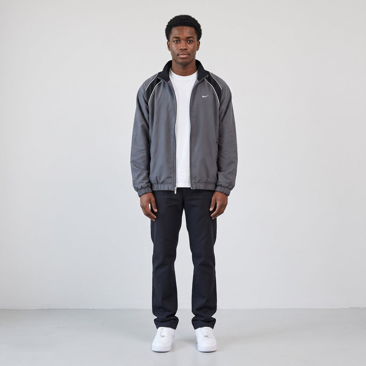 KI-Ansicht: Vintage Nike Trackjacket (L) getragen (KI-Visualisierung, Zustand siehe echte Fotos)
