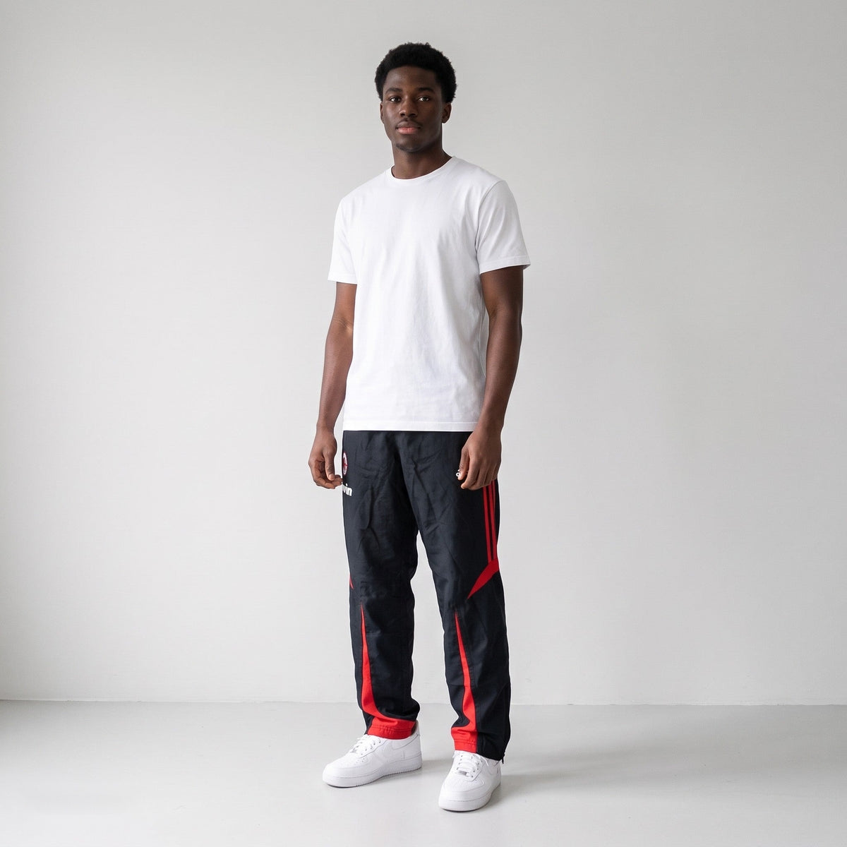 KI-Ansicht: Vintage Adidas Trackpants (M) getragen (KI-Visualisierung, Zustand siehe echte Fotos)
