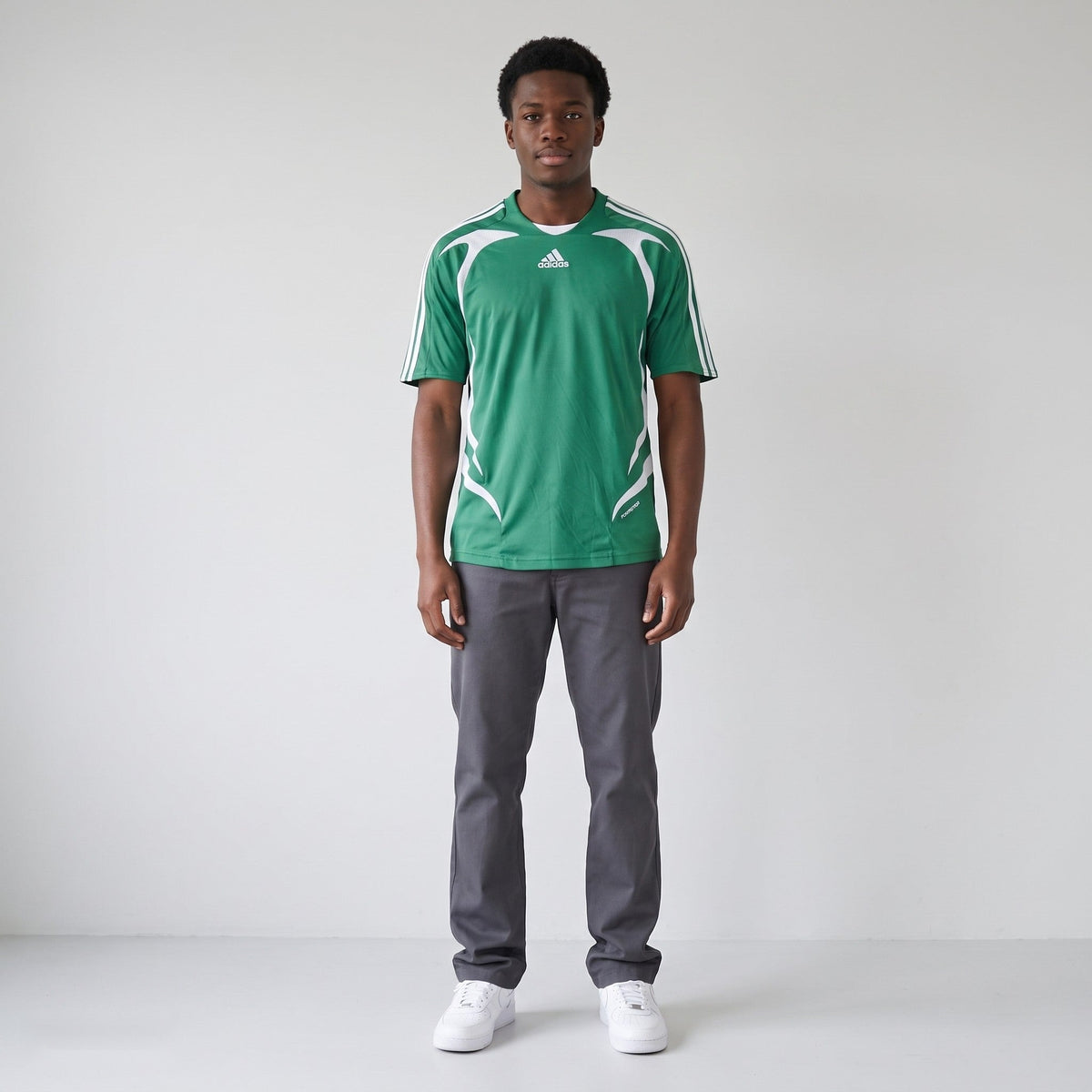 KI-Ansicht: Vintage Adidas Trikot (M) getragen (KI-Visualisierung, Zustand siehe echte Fotos)