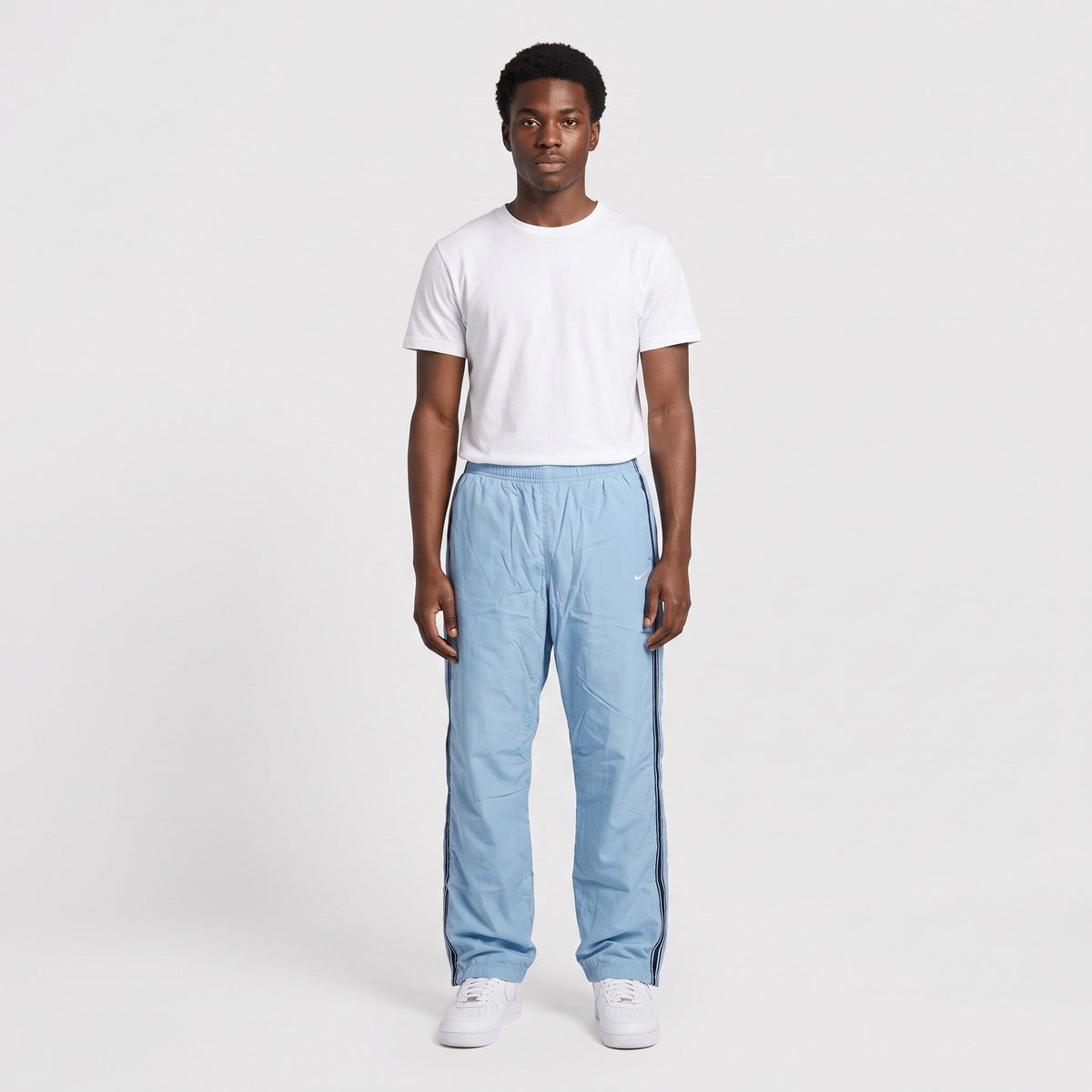 KI-Ansicht: Vintage Nike Trackpants (S) getragen (KI-Visualisierung, Zustand siehe echte Fotos)