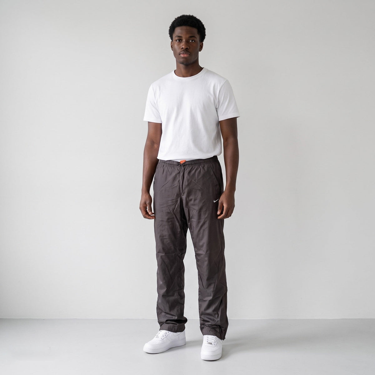 KI-Ansicht: Vintage Nike Trackpants (S) getragen (KI-Visualisierung, Zustand siehe echte Fotos)