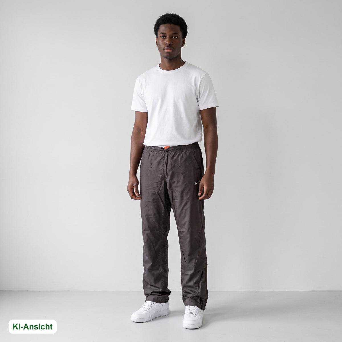 KI-Ansicht: Vintage Nike Trackpants (S) getragen (KI-Visualisierung, Zustand siehe echte Fotos)