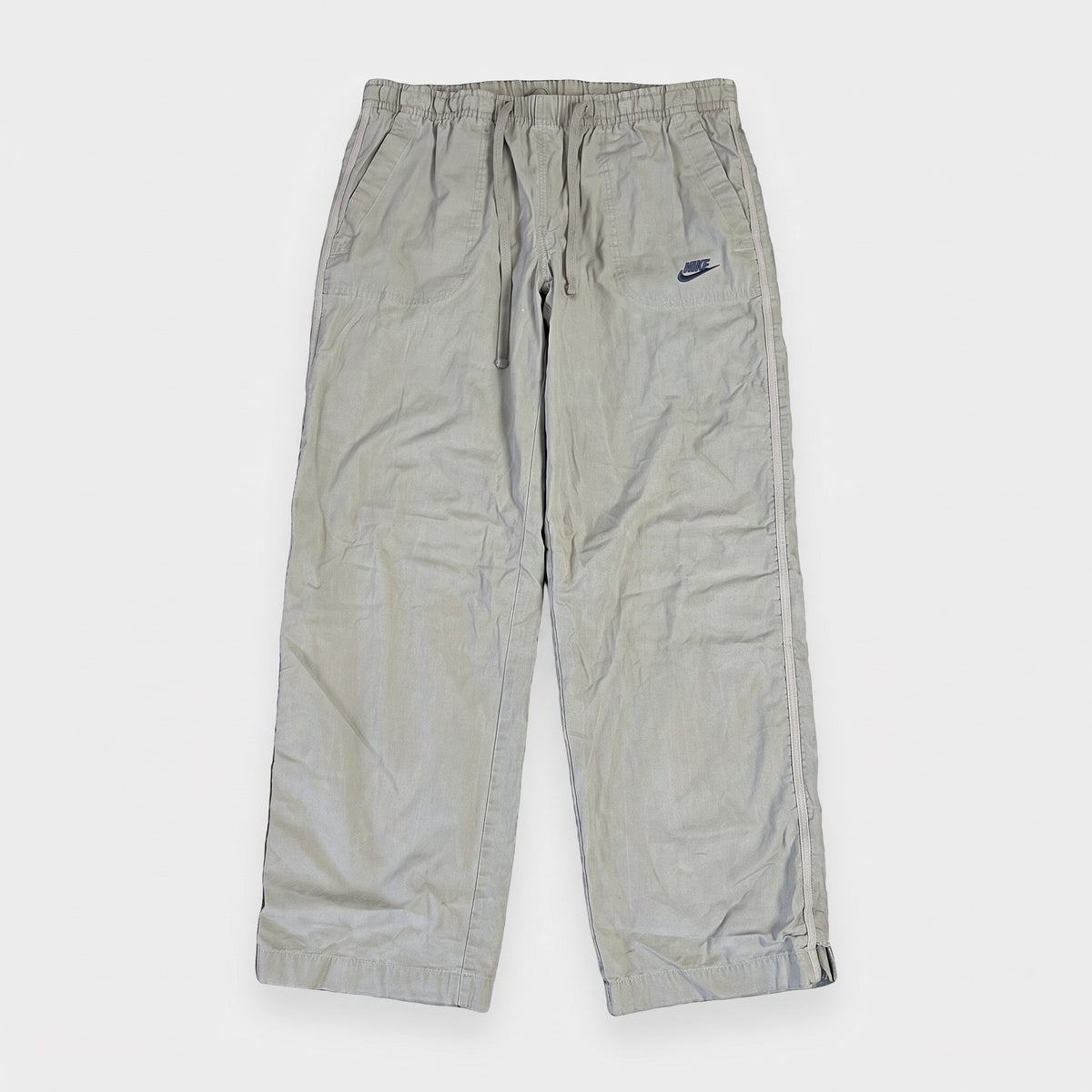 KI-Cover: Vintage Nike Hose (L), aus unseren Fotos geglättet (Zustand siehe echte Fotos)