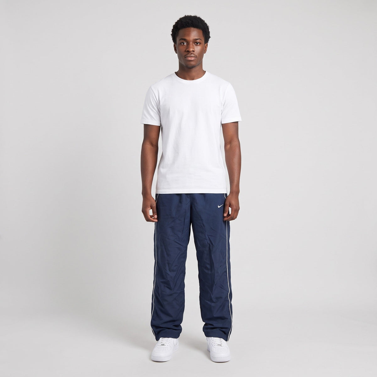 KI-Ansicht: Vintage Nike Trackpants (S) getragen (KI-Visualisierung, Zustand siehe echte Fotos)