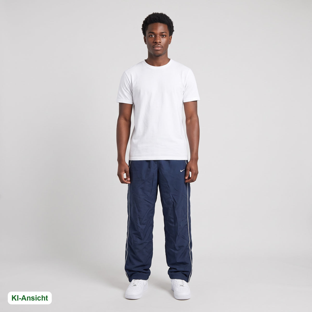 KI-Ansicht: Vintage Nike Trackpants (S) getragen (KI-Visualisierung, Zustand siehe echte Fotos)
