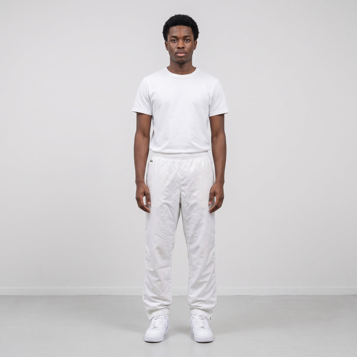 KI-Ansicht: Vintage Lacoste Trackpants (L) getragen (KI-Visualisierung, Zustand siehe echte Fotos)
