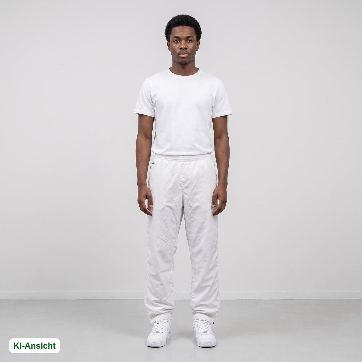 KI-Ansicht: Vintage Lacoste Trackpants (L) getragen (KI-Visualisierung, Zustand siehe echte Fotos)